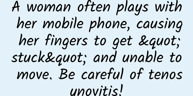 A woman often plays with her mobile phone, causing her fingers to get "stuck" and unable to move. Be careful of tenosynovitis!